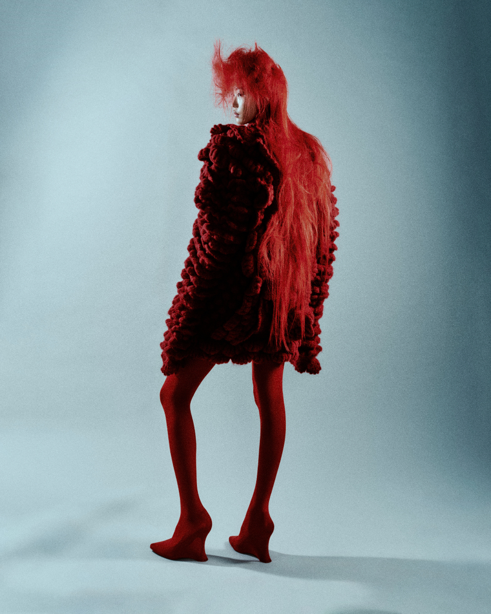 Camisola, J.SALINAS. Collants, CALZEDONIA. Sapatos, GUESS.