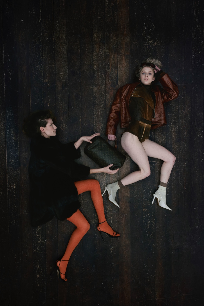 Anais: top, ELISA CARRIZZINI. Calças, GAIA FLUSSI. Botas, da produção. Giulia: casaco, GIADA TOCCACIELI. Capuz, CAMILLA MILANO. Anéis, MARCO DE LUCA. Luvas e collants, da produção; Anais: top, ELISA CARRIZZINI. Calças, GAIA FLUSSI. Botas, da produção. Giulia: casaco, GIADA TOCCACIELI. Capuz, CAMILLA MILANO. Anéis, MARCO DE LUCA. Luvas e collants, da produção;
