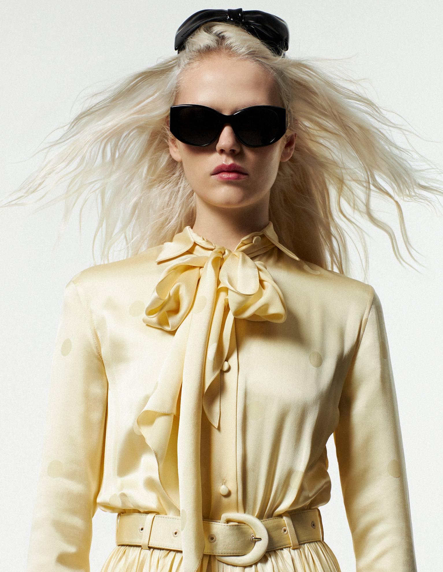 Vestido, top e sapatos, tudo MIU MIU. Pigmento em creme Nº1 de Chanel no tom 3 Vital Beige, € 50; sombra de olhos (usada como eyeliner) Ombre Essentielle no tom 224 - Blé D’or Antique, € 40 e batom Rouge Coco no tom 444 - Gabrielle, € 48, tudo CHANEL. Blusa, bandolete e óculos de sol, tudo BALENCIAGA. Pigmento em creme Nº1 de Chanel no tom 3 Vital Beige, € 50; sombra de olhos (usada como eyeliner) Ombre Essentielle no tom 224 - Blé D’or Antique, € 40 e batom Rouge Coco no tom 416 - Coco, € 48, tudo CHANEL. Vestido, top e sapatos, tudo MIU MIU. Pigmento em creme Nº1 de Chanel no tom 3 Vital Beige, € 50; sombra de olhos (usada como eyeliner) Ombre Essentielle no tom 224 - Blé D’or Antique, € 40 e batom Rouge Coco no tom 444 - Gabrielle, € 48, tudo CHANEL. Blusa, bandolete e óculos de sol, tudo BALENCIAGA. Pigmento em creme Nº1 de Chanel no tom 3 Vital Beige, € 50; sombra de olhos (usada como eyeliner) Ombre Essentielle no tom 224 - Blé D’or Antique, € 40 e batom Rouge Coco no tom 416 - Coco, € 48, tudo CHANEL.