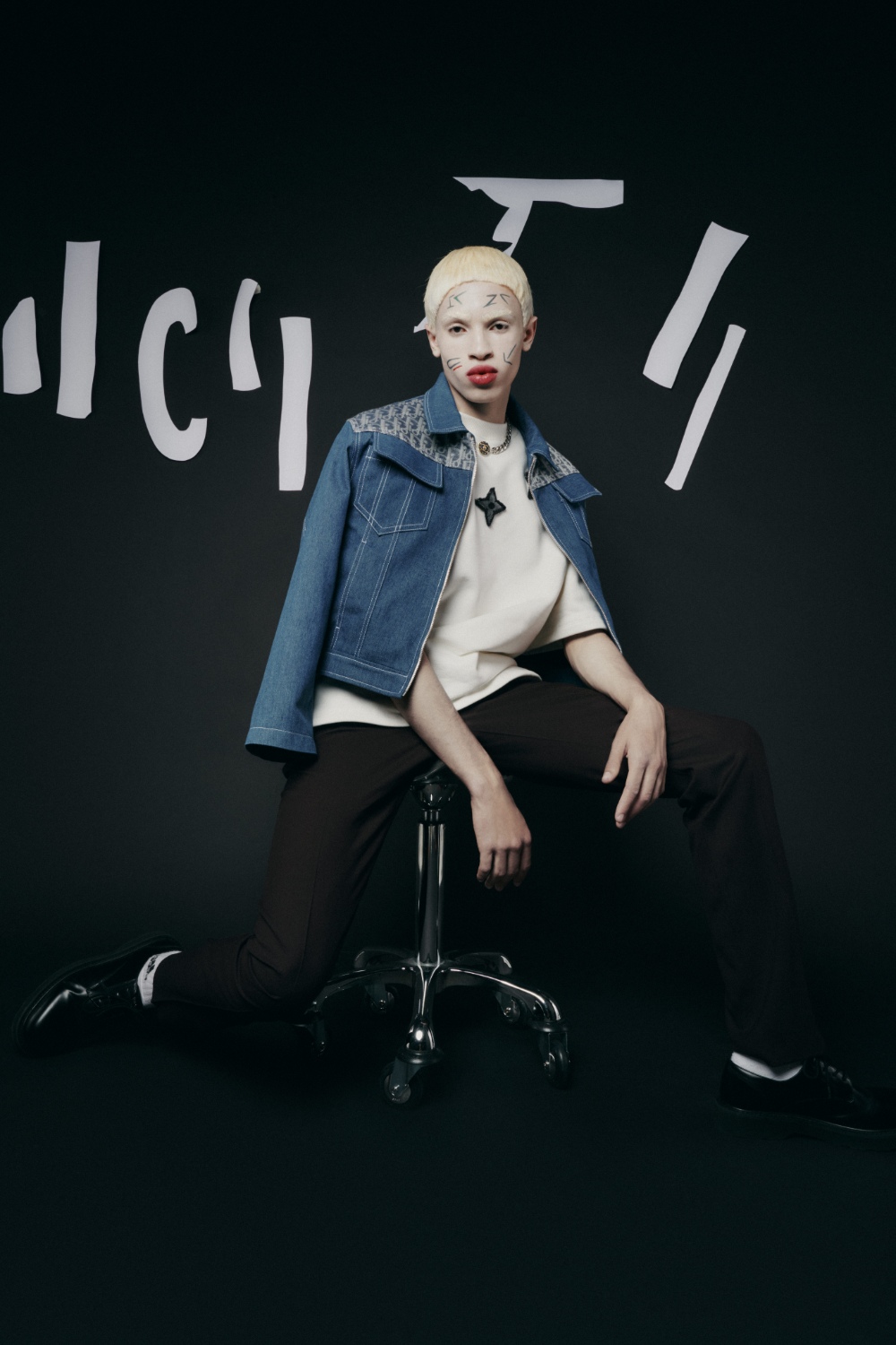 Lorys: casaco, top e colar, tudo KAMAD PARIS. Calças, PAUL SMITH. Meias, ADIDAS. Sapatos, KENZO.