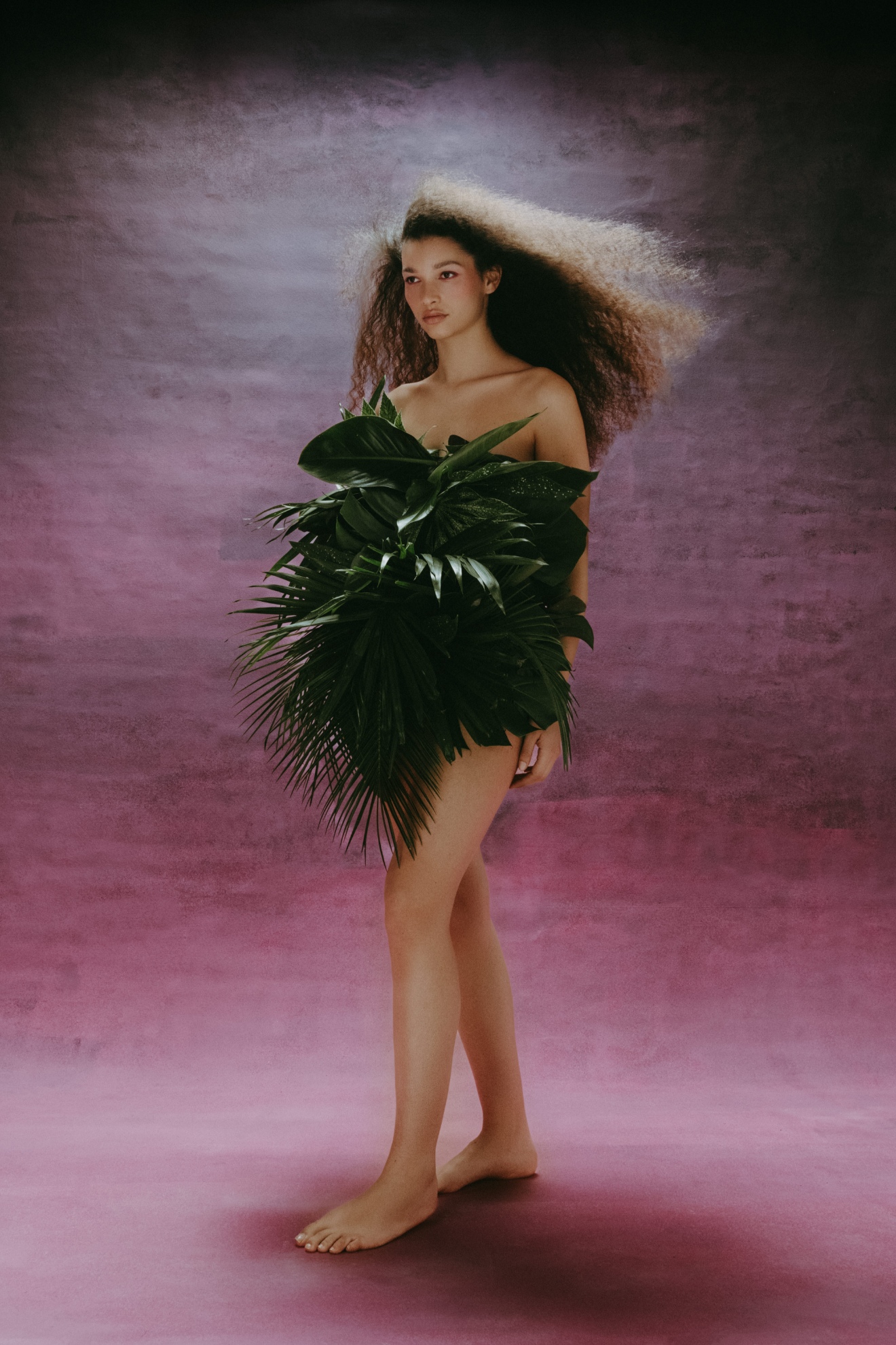 Corset e saia, PENG TAI; top, ATELIER FLORAL. Corset e saia, PENG TAI; top, ATELIER FLORAL.