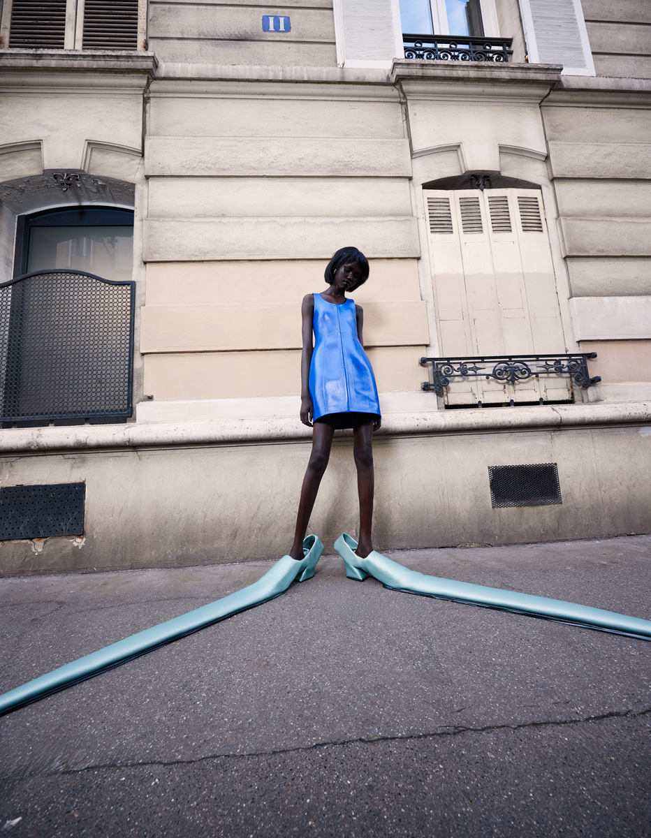 Vestido, LOEWE. Brincos, D’HEYGERE.