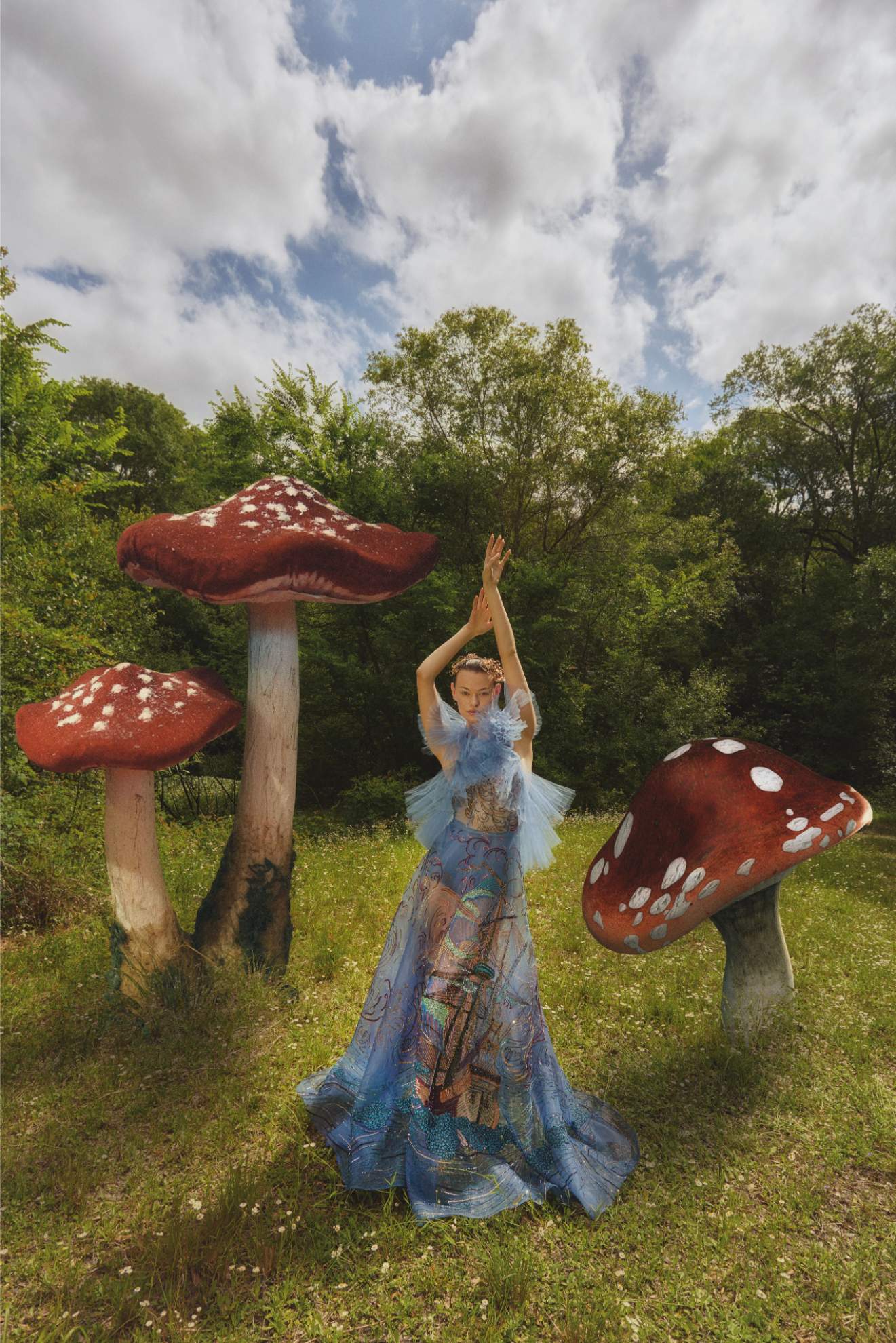 Vestido, ZUHAIR MURAD ALTA-COSTURA. Headpiece Wild Flower em metal banhado a ouro amarelo, KEREN WOLF.