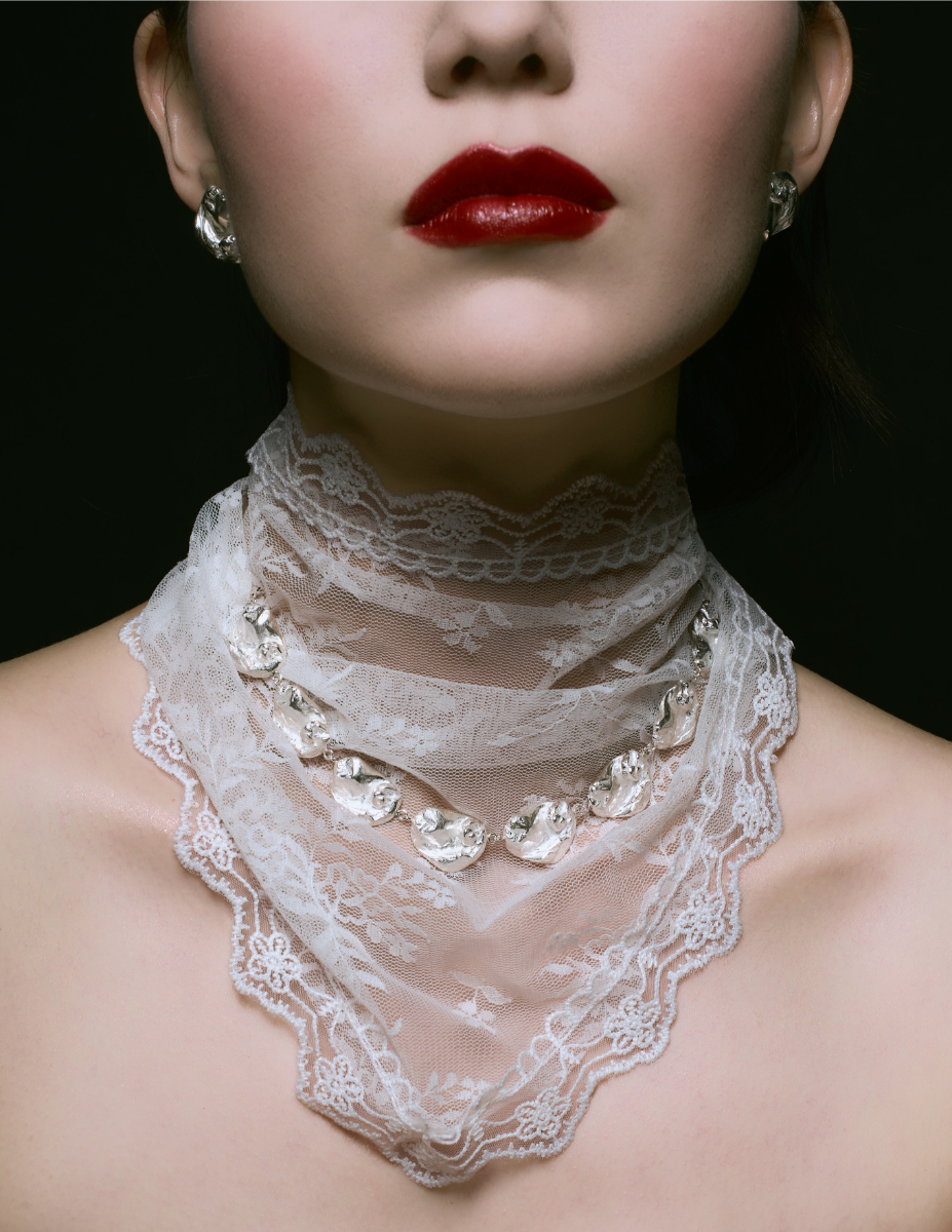 Luvas e lenço, da produção. Pulseira, brincos e colar, tudo SKOMRA. Sombra de olhos Solo, no tom Nelson, MERIT. Blush Color infusion, no tom Peach, LAURA MERCIER. Iluminador Dior Forever Glow Maximizer, no tom 212 Tutu, € 43, DIOR BEAUTY. Lápis de lábios Shape and Sculpt, no tom Incite, € 36, HOURGLASS, em sephora.pt. Batom Voile Lipstick, no tom 506 Louisa Red, GUCCI.