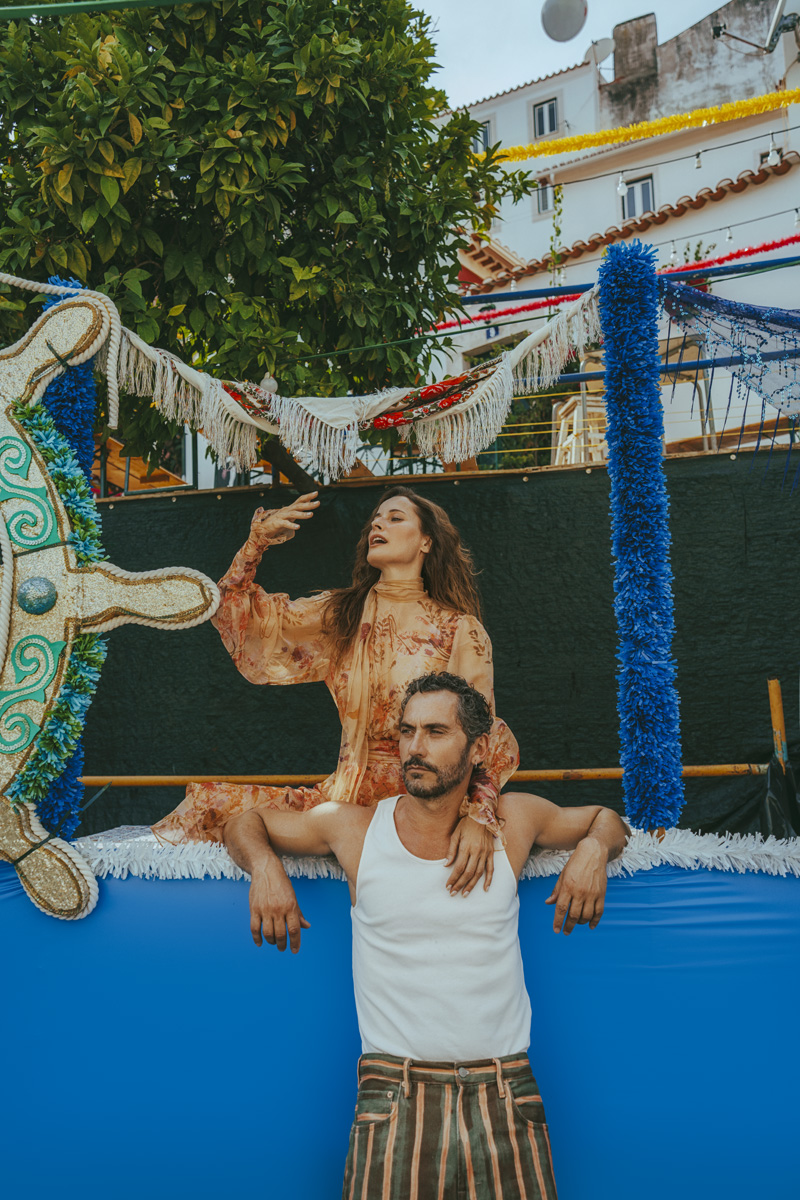 Maria: vestido, ZUHAIR MURAD. Paco: top, da produção. Calças, ZARA.