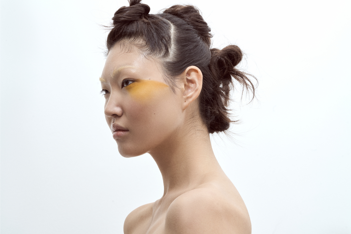 Base Luminous Silk, no tom 3, € 62, ARMANI BEAUTY, eyeliner Pradalines, no tom 01 - Nero, € 31, PRADA, ambos em SEPHORA.PT. Iluminador All Over Shine Glossy Finish, no tom Cristallo, € 46, MANASI 7. Pigmento em pó (usado nos olhos e nas maças do rosto) Jeux De Lumières Multi-Use Eyeshadow & Highlighter Palette, CHANEL. Eyeliner Epic Wear Liner Sticks (usado nas maças do rosto), no tom 17 Cosmic Yellow, € 9,21, NYX, em PERFUMESECOMPANHIA.PT. Sombra de olhos Small Eye Shadow (usado nas maças do rosto), no tom Chrome Yellow, € 26, MAC. Lipgloss Gloss Bomb Universal Lip Luminizer, no tom Glass Slipper – Clear, € 24, FENTY BEAUTY. 