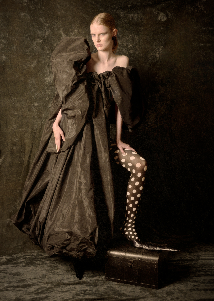 Vestido, AIMÉE VEENHOF. Collants, EMILIO CAVALLINI. Sapatos, da produção.own archive