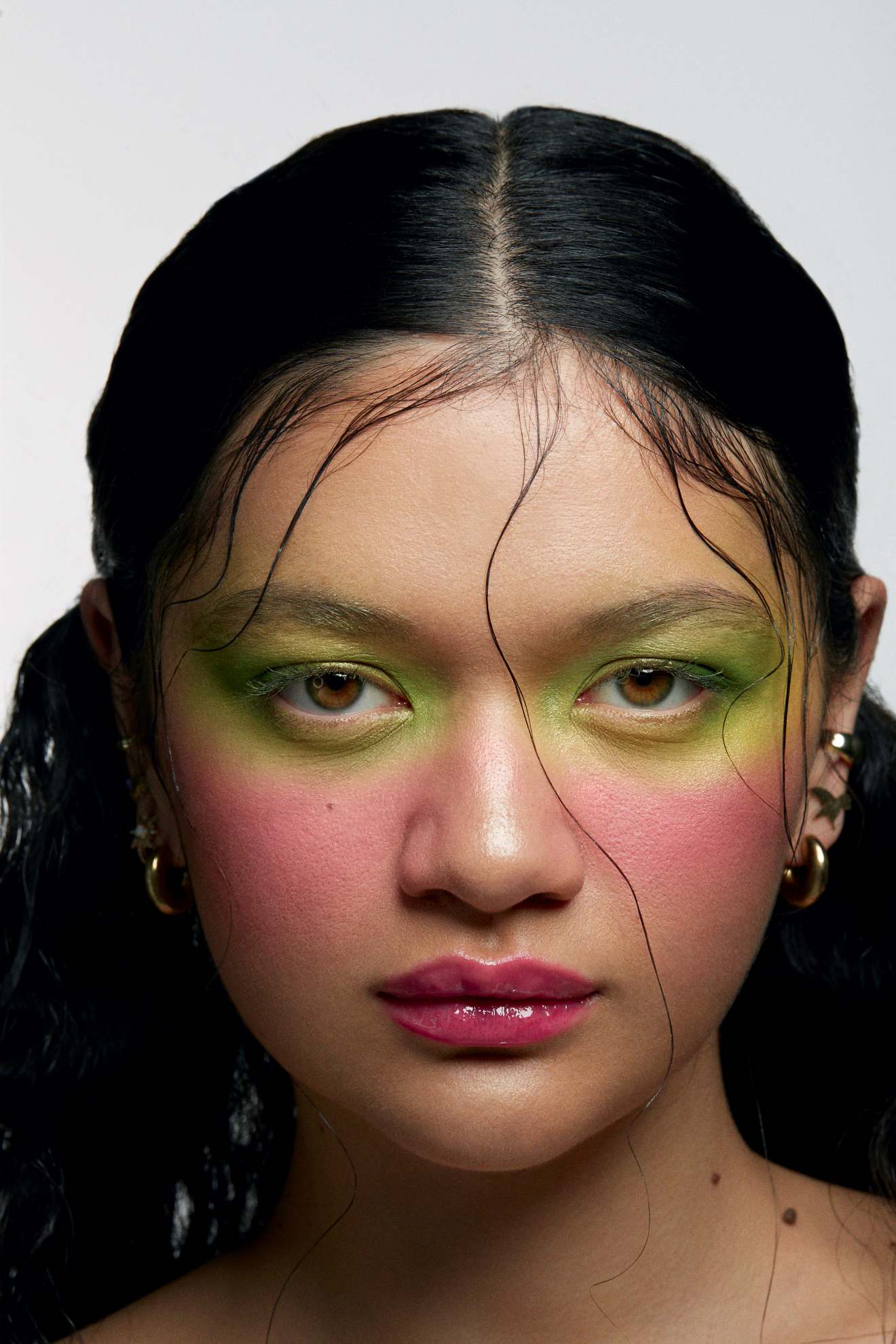 Maddux: base HD Skin All-In-One Palette, no tom H1, € 86, MAKE UP FOR EVER em SEPHORA.PT. Base Foundation Palette, no tom Olive Series, RCMA. Iluminador Lighting Palette Volume ll, € 78, HOURGLASS em SEPHORA.PT. Pó translúcido, € 24,95, LAURA MERCIER em LOOKFANTASTIC.PT. Pigmento em creme (usado nos olhos) Pro Palette Paintstick, nos tons Chartreuse e Landscape Green, MAC COSMETICS. Dani: base Studio Radiance Face&Body, no tom C1, € 45, e corretor de olheiras Studio Fix Conceal and Correct, no tom light, € 49, MAC COSMETICS em ELCORTEINGLES.PT. Iluminador Shimmering Skin Perfector, no tom Moonstoned, € 46, BECCA em NOTINO.PT. Pigmento em creme (usado nos olhos) Colour Case Cosmetic Paint Palette The Electrics, nos tons Intimidated, Sour e Hi-Viz, MADE BY MITCHEL. Spray de cabelo Pro Tecni Art Flex Pli, € 21,99, L’ORÉAL em PLURICOSMETICA.COM. Spray de cabelo Tecni Art Beach Waves, € 23,10, L’ORÉAL PROFESSIONNEL em WELLS.PT. Óleo de cabelo Elixir Ultime - L’Huile Originale, € 67, KÉRASTASE em SEPHORA.PT. Spray de cabelo More Inside Shimmering Mist, € 25,10, DAVINES.Sombra de olhos Petites Mattes Editorial Brights, no tom Lime, € 25,04 e sombra de olhos Visepro Editorial Brights, no tom pink, € 50,09, VISEART PARIS. Batom Stunna Lip Paint, nos tons Underdawg e Unlocked, € 29, FENTY BEAUTY em SEPHORA.PT. Spray de cabelo Infinium Pure, € 30, L’OREAL PROFESSIONNEL em SEPHORA.PT. Spray de cabelo Pro Tecni Art Flex Pli, € 21,99, L’ORÉAL em PLURICOSMETICA.COM. Spray de cabelo Tecni Art Beach Waves, € 23,10 e gel de cabelo Tecni Art Max Gel Sculpture Force 6, € 23,10, L’ORÉAL PROFESSIONNEL em WELLS.PT. Óleo de cabelo Elixir Ultime - L’Huile Originale, € 67, KÉRASTASE em SEPHORA.PT. Nyanwei: primer Prep + Prime Natural Radiance, € 49, e pó translúcido Blot Powder, no tom Deep Dark, € 39, MAC COSMETICS em PERFUMESECOMPANHIA.PT. Base Studio Radiance Face&Body, no tom W8, € 45, base Pro Palette Full Coverage, sombra de olhos Pro Palette Paintstick, no tom Chartreuse, lápis de olhos, no tom Talking Point e gloss Lip Glass, no tom Candy Yum, tudo MAC COSMETICS. Sombra de olhos The James Charles Palette, no tom Social Blue, MORPHE X JAMES CHARLES.