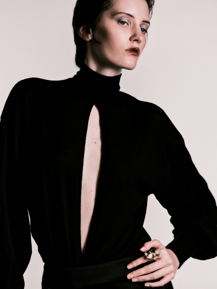 Camisola, ALAÏA. Saia, GALLELLO ATELIER. Anel, TOMASZ DONOCIK. Camisola, ALAÏA. Saia, GALLELLO ATELIER. Anel, TOMASZ DONOCIK.
