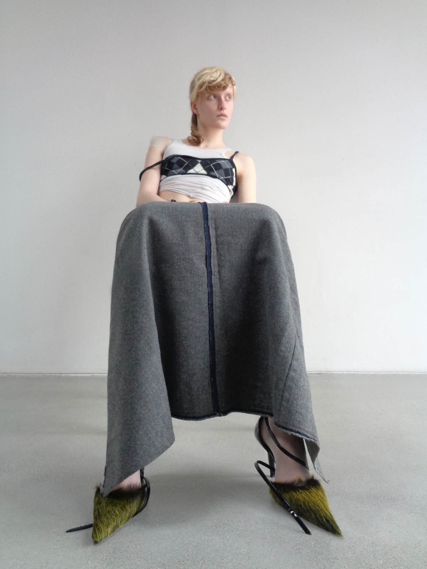 Soutien, PALOMA WOOL. Top, da produção. Saia, MM6 MAISON MARGIELA. Sapatos, ACNE STUDIOS.
