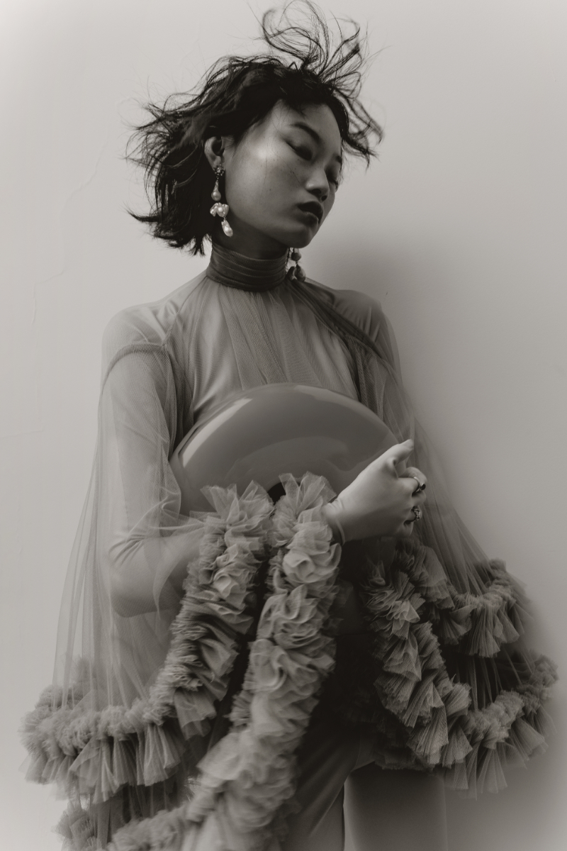 Blusa e bodysuit, ALVARO CALAFAT. Brincos e anéis, M DE PAULET. Sapatos, JUAN VIDAL. 