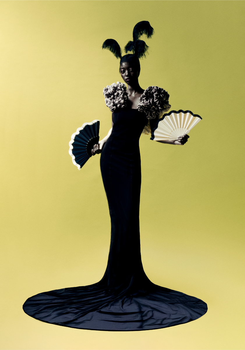 Vestido, LABELEDBY. Headpiece, NOUKA ROUS.