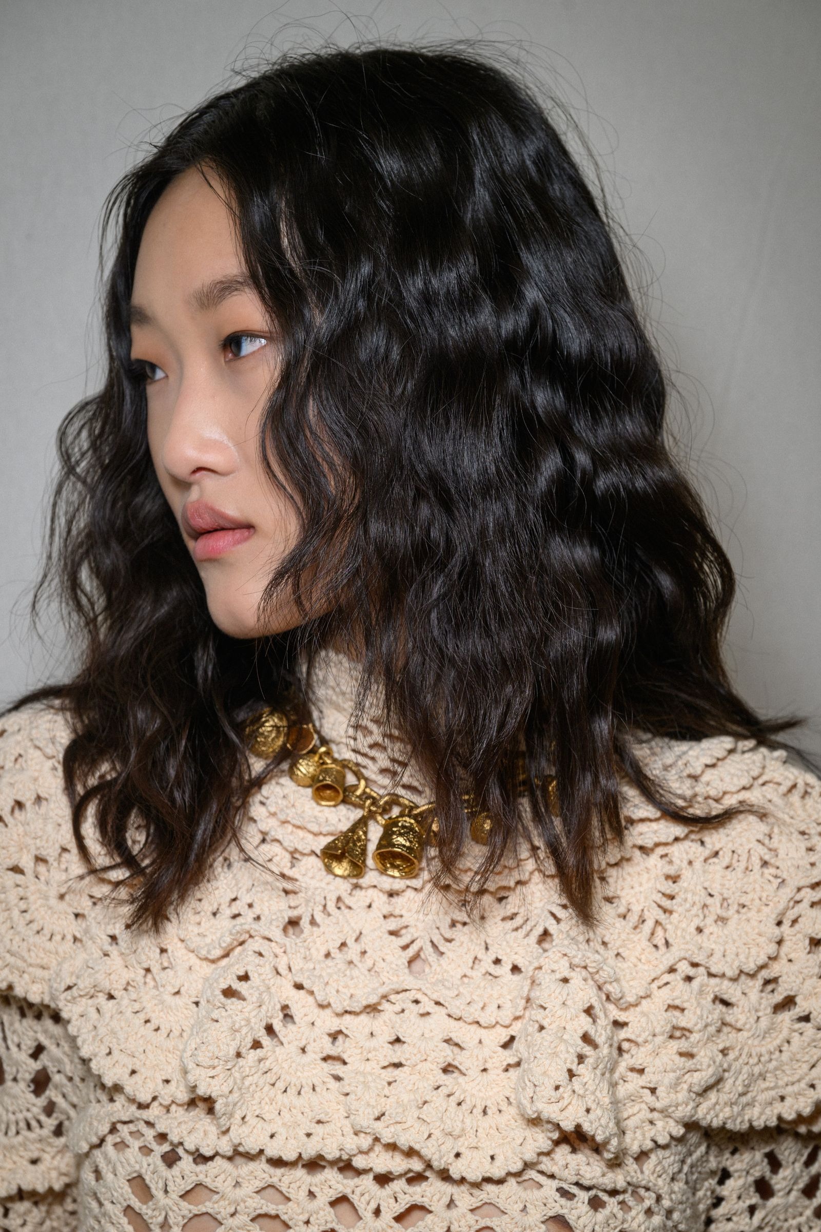 Modelo no desfile da Zimmermann, com um corte de cabelo em camadas definidas.