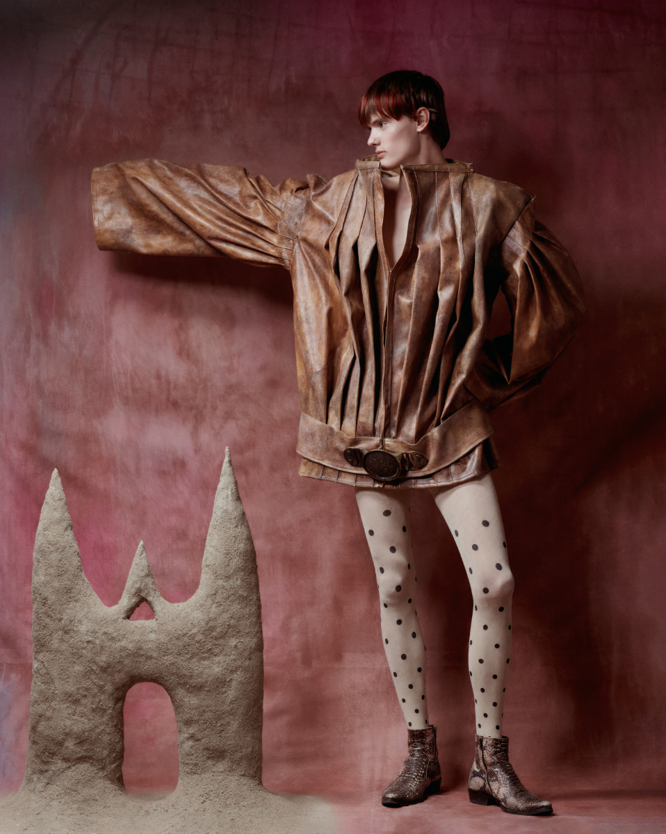 Casaco, FAYE VAN DER AA. Collants, da produção. Sapatos, SACHA.