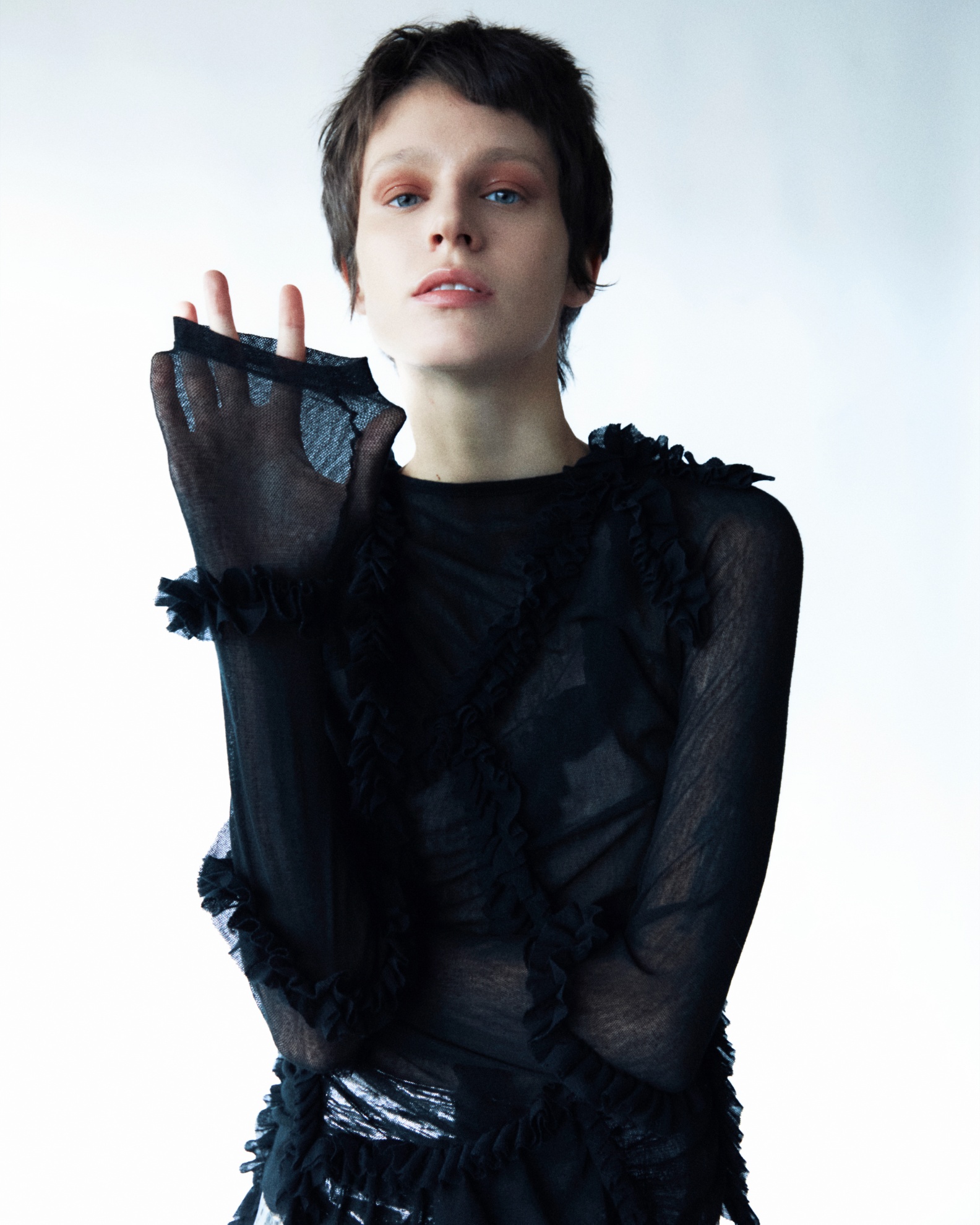 Camisola, SONIA RYKIEL. Collants, CALZEDONIA; Camisa, MAISON MARGIELA. Cinto, ZARA. Collants, CALZEDONIA; Vestido, SONIA RYKIEL. Collants, CALZEDONIA.