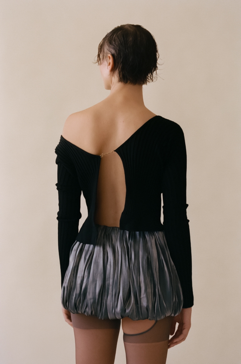 Camisola, JACQUEMUS. Saia, RODRIGO EVANGELISTA.