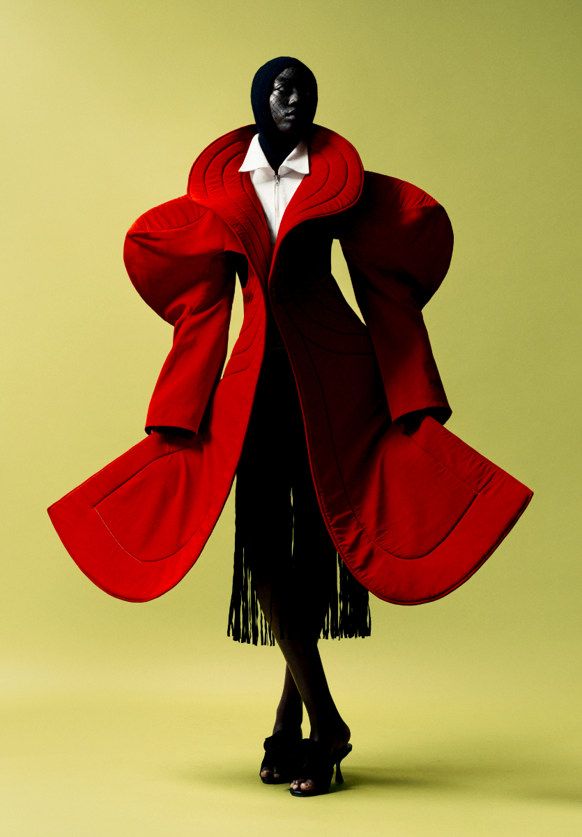 Casaco, JADEN LI. Vestido, EDITED. Headpiece, GERARD DAREL. Sandálias, KATE SPADE NEW YORK.