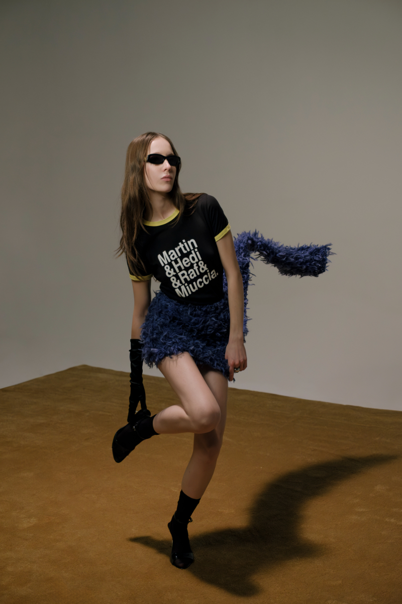 Laura: camisa, RALPH LAUREN. Saia, GIULIA GAGLIARDI. Gravata e botas vintage, da produção; Lucia: t-shirt, NSS EDICOLA. Saia, GIULIA GAGLIARDI. Óculos de sol, CHANEL. Luva, da produção. Meias, da produção. Sapatos,da produção.  