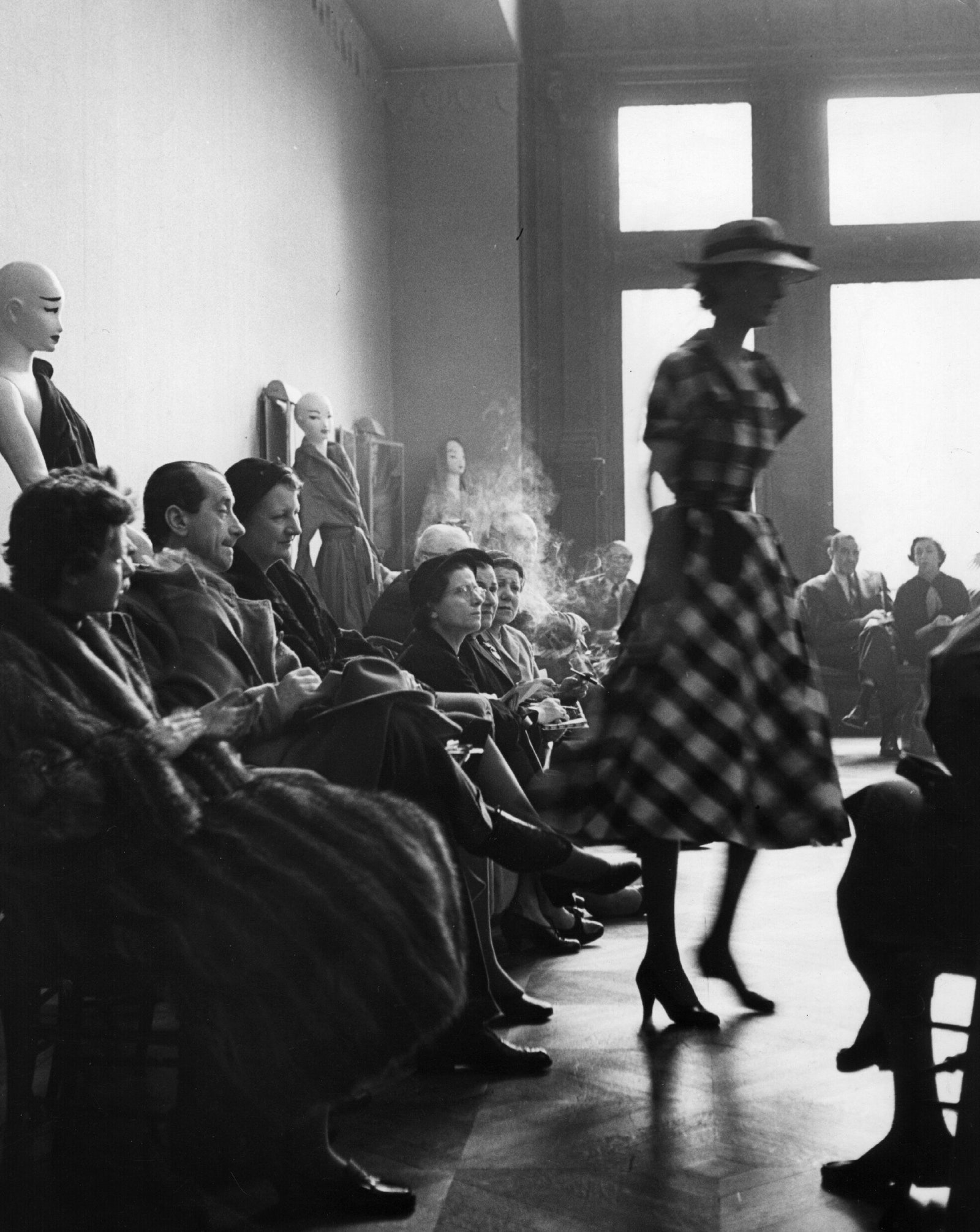 O primeiro desfile de Hubert de Givenchy, em 1952, foi realizado num hôtel particulier na rue Alfred de Vigny, batizado por um jornalista da época como “a Cathédrale”.