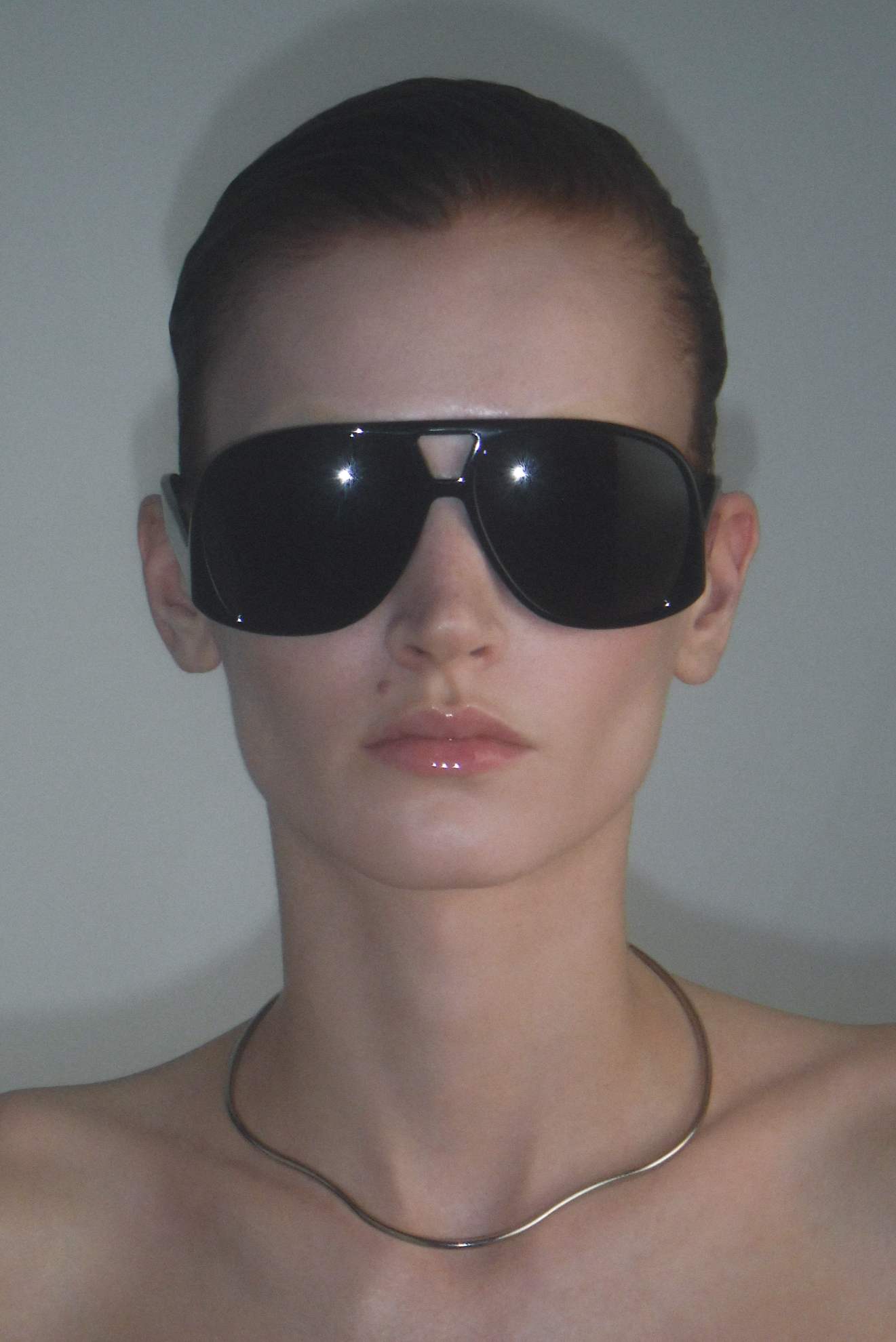 Óculos de sol, SAINT LAURENT BY ANTHONY VACCARELLO. Colar, da produção. Luvas, ELISSA POPPY. Base Fresh Touch Foundation, no tom 00W, € 43, e corretor Everywear, no tom fair, € 34, RABANNE MAKEUP em SEPHORA.PT. Batom Addict Lip Glow, no tom 001, € 48, DIOR em SEPHORA.PT.