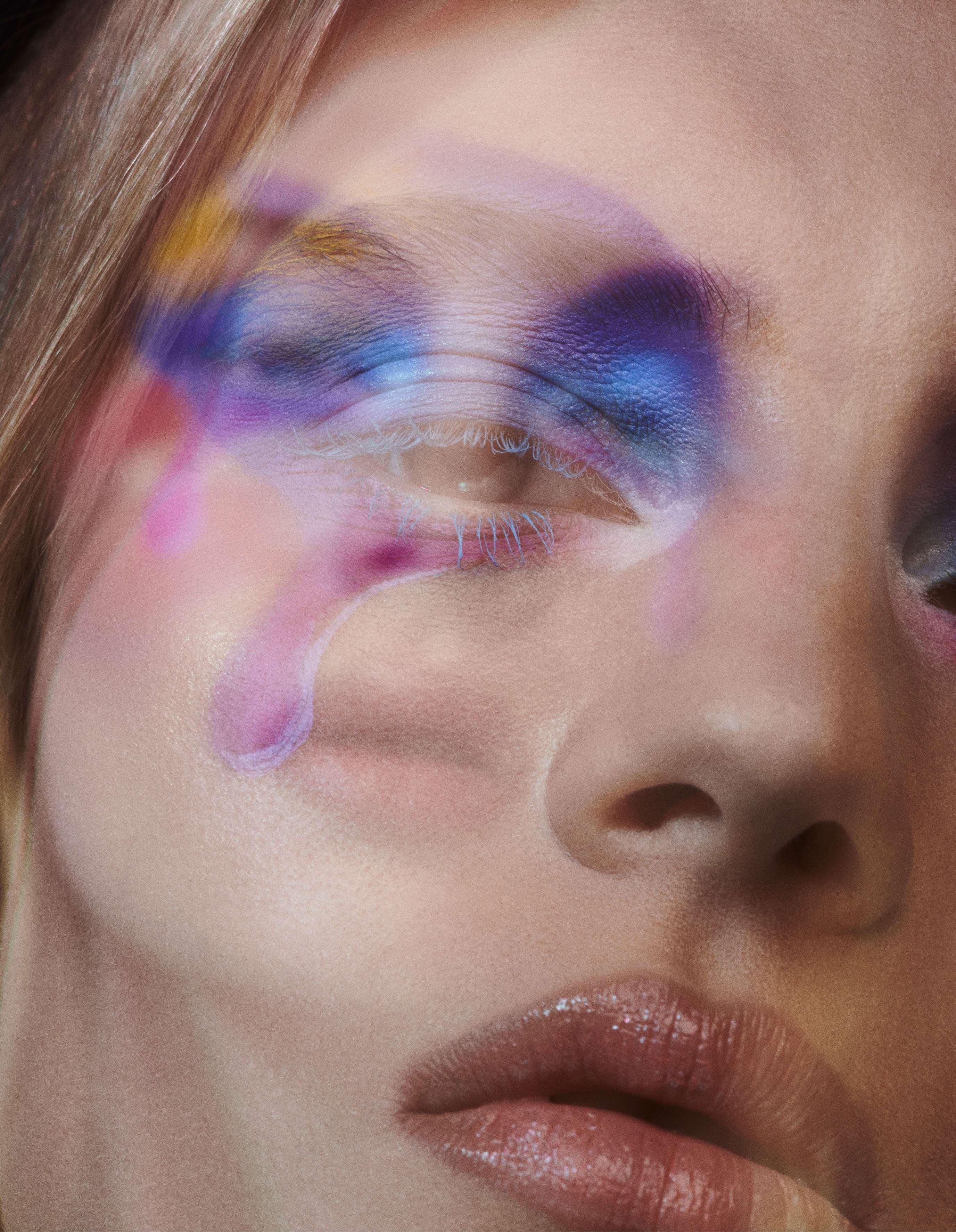 Base Studio Face and Body, no tom N2, € 50, MAC. Corretor Concealer SPF 27, no tom 2 Ochre, € 65, CLÉ DE PEAU, em CULTBEAUTY.COM. Pigmento em creme (usado nas sobrancelhas) Colorfix Mattes, no tom Primary Yellow, € 23,50, DANESSA MYRICKS. Sombras de olhos da coleção Blood Lust Palette, nos tons Blood Queen, Scandal Water e Vivid Moon, € 50, JEFFREE STAR COSMETICS. Blush Soft Pop, no tom Pale Petal, € 36, MAKEUP BY MARIO. Óleo de lábios Essencial Drip, no tom Picking Petals, € 21, R.E.M. BEAUTY.