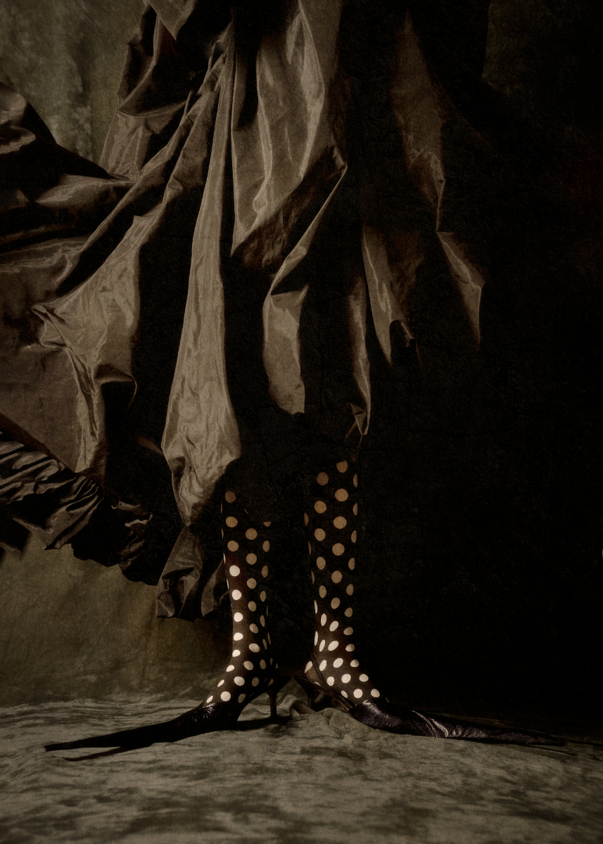 Vestido, AIMÉE VEENHOF. Collants, EMILIO CAVALLINI. Sapatos, da produção.own archive