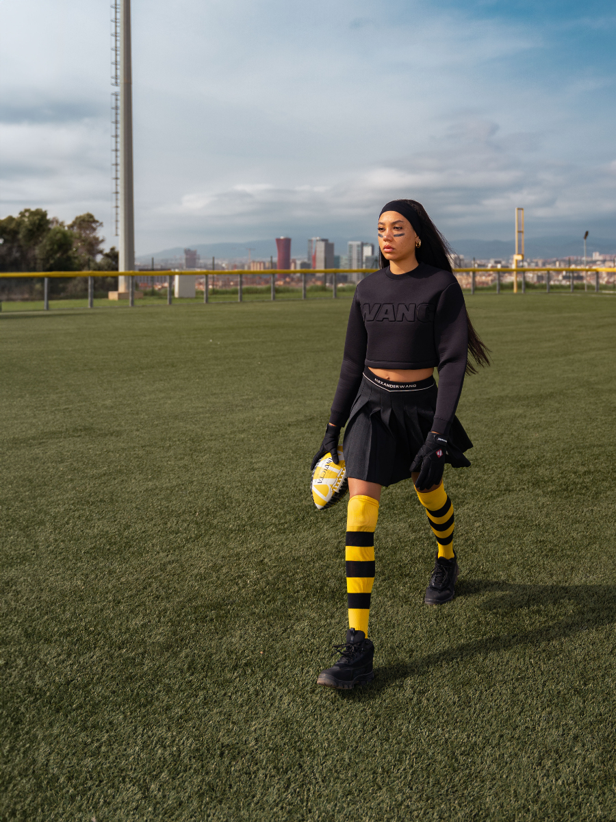Top e saia, ALEXANDER WANG. Botas, ALI SAULIDI. Top e saia, ALEXANDER WANG. Botas, ALI SAULIDI.