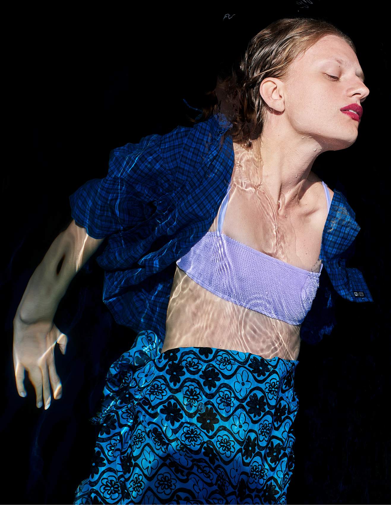 Camisa vintage, GUESS. Top de biquíni, YOUSWIM. Saia, LAUREN PERRIN.
