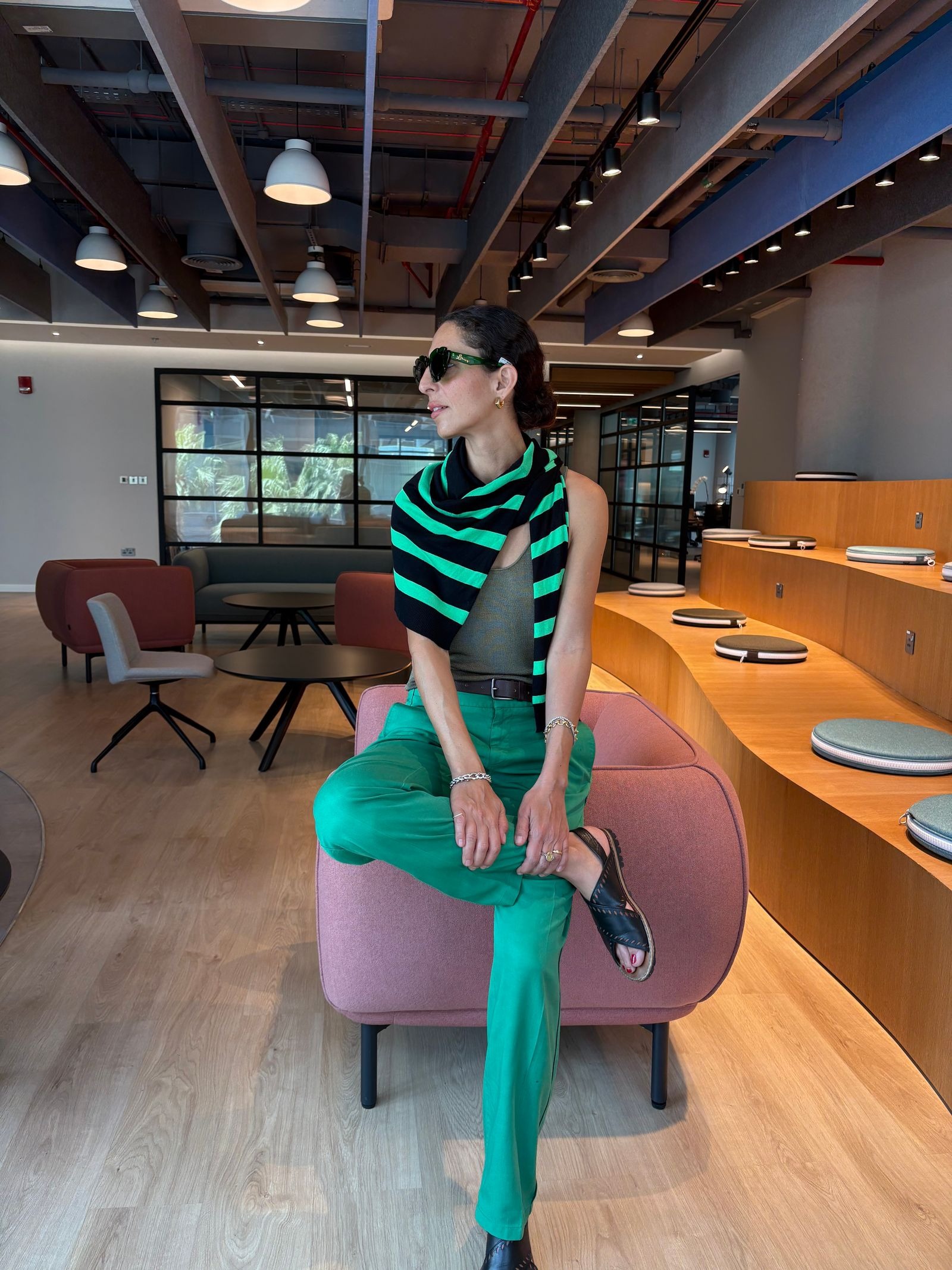Esquerda: Dia 3, um look à la Grinch. Direita: Dia 4, um look suave em tons de verde menta.