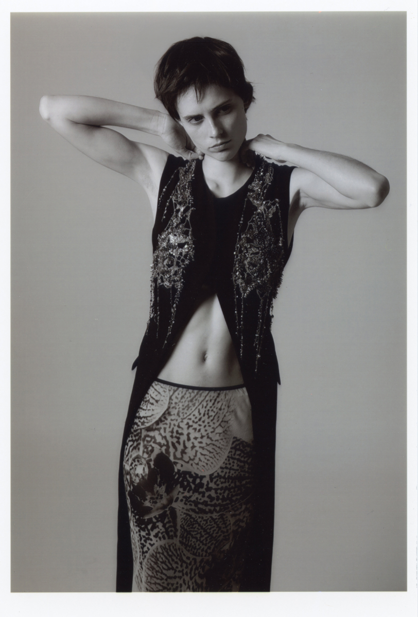Top e saia, DRIES VAN NOTEN; vestido, FENDI. Colar, SUOT STUDIO.