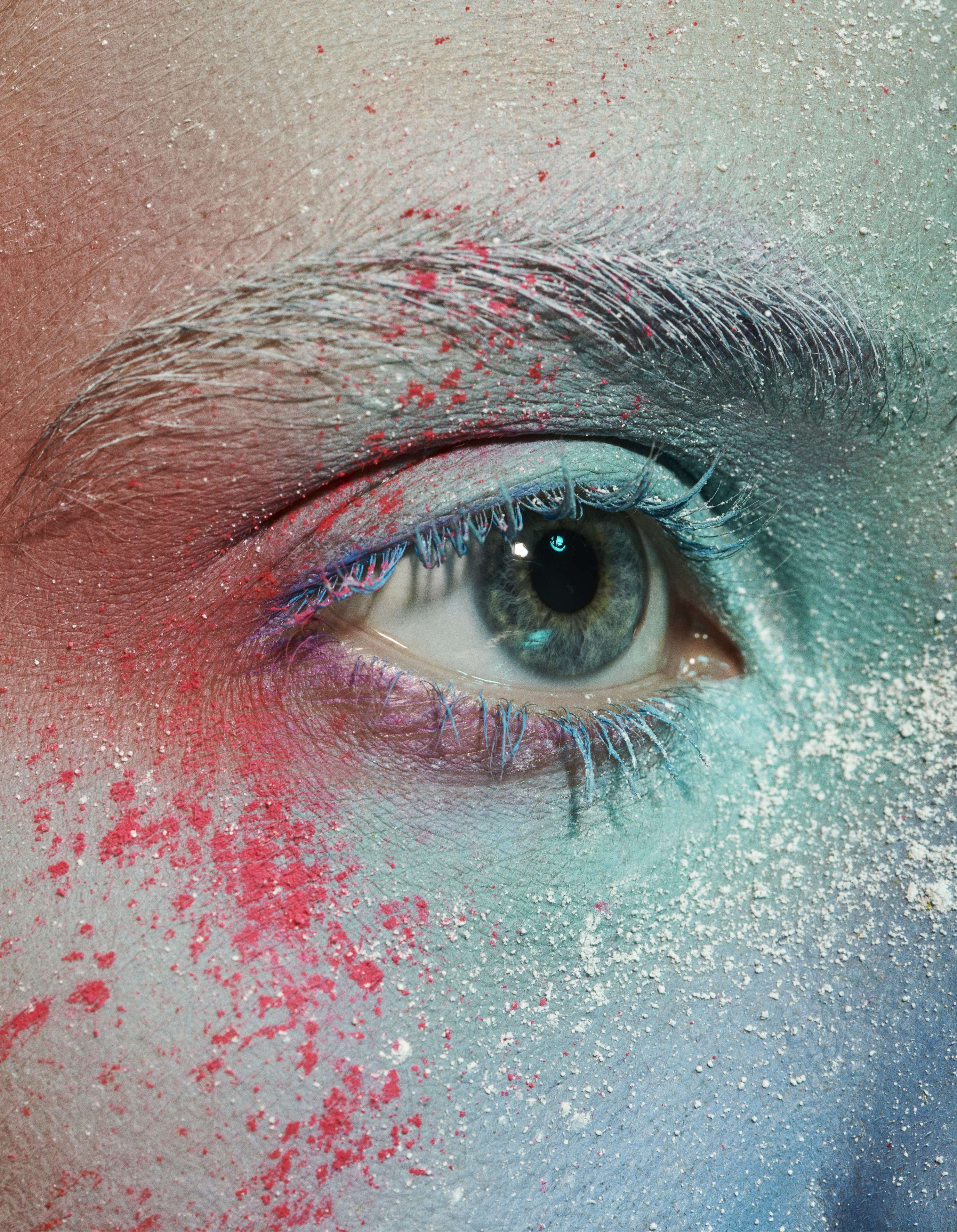 Base Studio Face and Body, no tom N2, € 50, base Full Coverage, no tom White, € 40, pigmento em creme Paint Stick, nos tons Pure White, Dusty Coral and Blue Sky, € 29, e pigmento em pó Chromecake, no tom Basic Red, tudo MAC. Corretor Concealer SPF 27, no tom 2 Ochre, € 65, CLÉ DE PEAU, em CULTBEAUTY.COM. Pigmento Color Stick, no tom Turquoise, MAKE UP FOREVER. Pó translúcido Super White, BEN NYE.