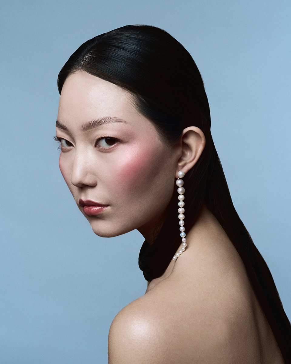 Colar e brincos, BELEN. Gel de sobrancelhas Volumizing Tinted, no tom Auburn, € 31, ANASTASIA BEVERLY HILLS, em sephora.pt. Sombra de olhos Major Dimension Eye Illusion Eyeshadow Duo, no tom Slow Burn, € 36,95, PATRICK TA. Blush Dior Backstage Rosy Glow, no tom 001 Pink, € 43, e óleo de lábios Dior Addict Lip Glow Butter, no tom 101 Glazed Pink, € 45, DIOR BEAUTY. Lápis de lábios Legendary Longwear, no tom Lady Stardust, € 33, PAT MCGRATH LABS.