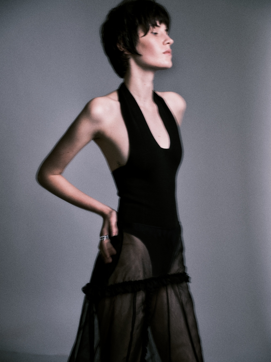 Body, KHAITE. Saia, SIMONE ROCHA. Anel, TOMASZ DONOCIK.